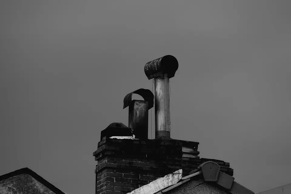 Conduits de cheminée sur un toit, en noir et blanc